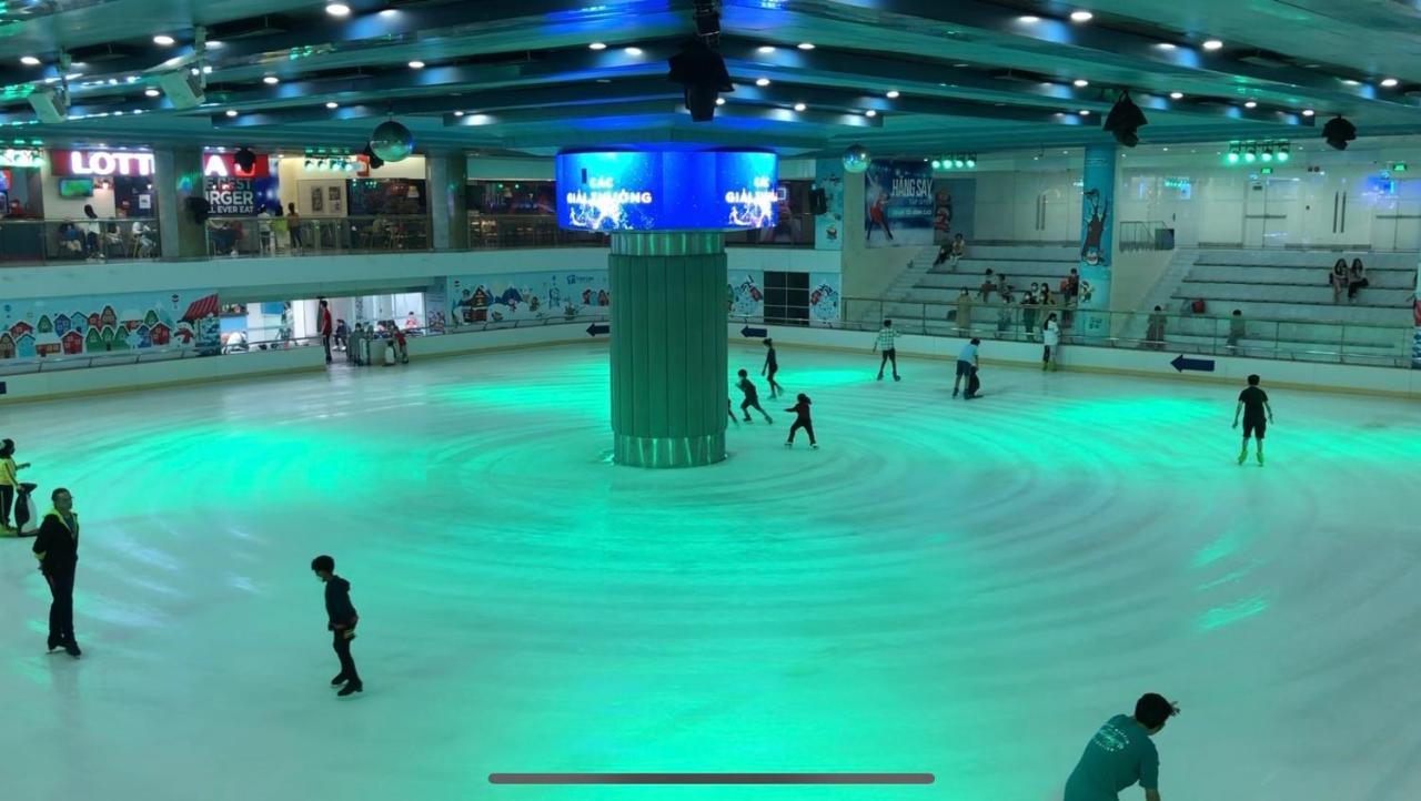- Vinhomes Park, Landmark 81 Area & Ice Skating Rink Apartment